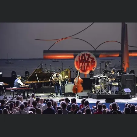 Beautiful Design Next To The Sea 公寓